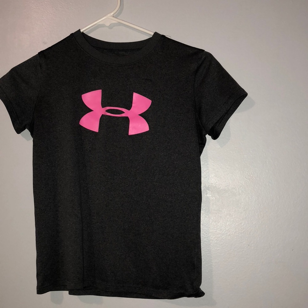 gray short sleeve top